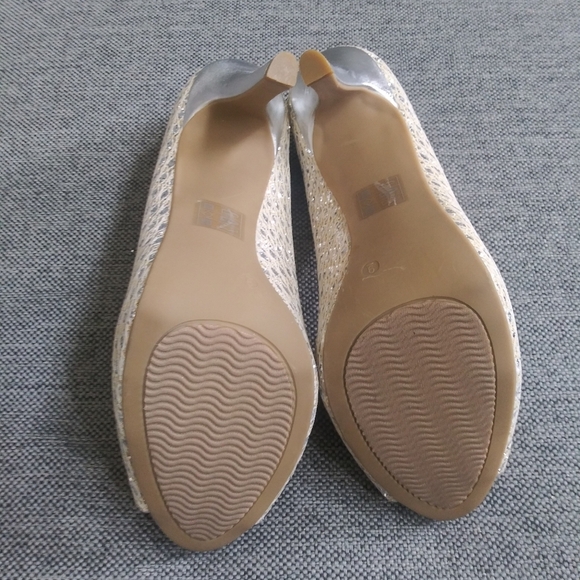 COACH AND FOUR HEELS - Picture 8 of 8